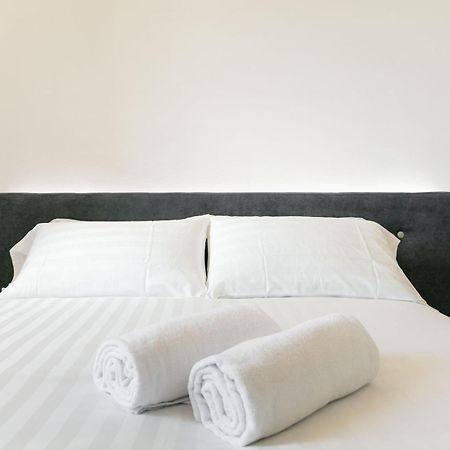 Domus Cavour Rooms&Suites تيرانو الغرفة الصورة