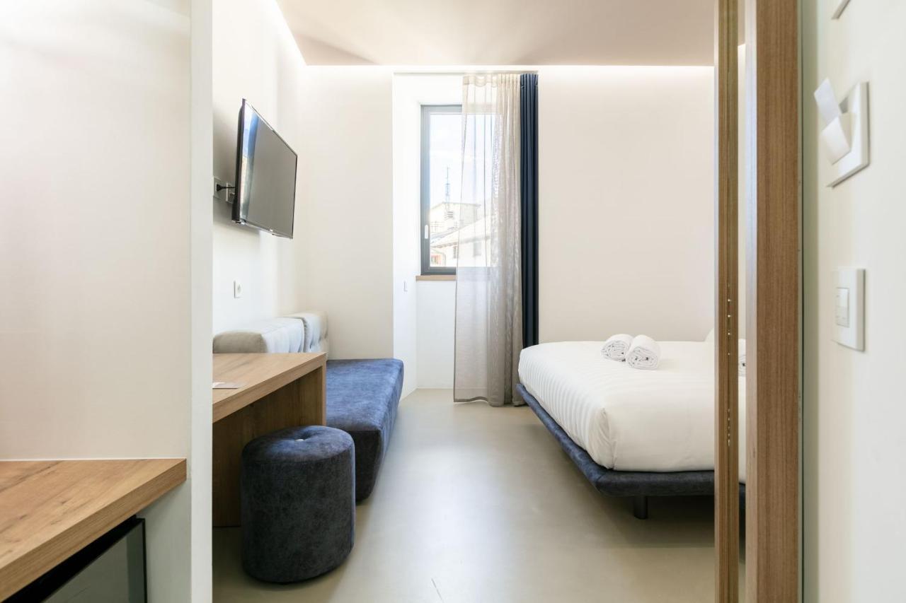 Domus Cavour Rooms&Suites تيرانو الغرفة الصورة