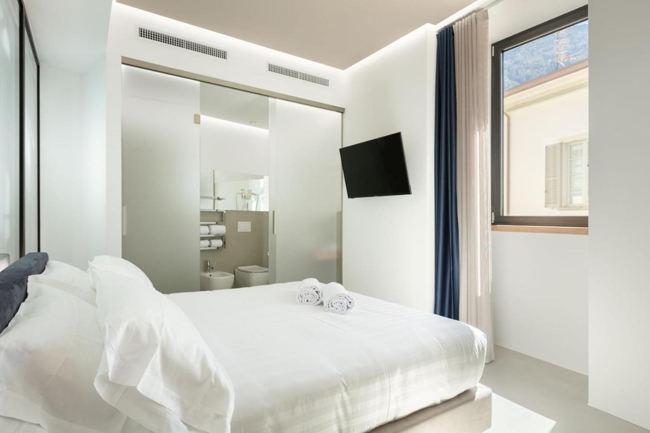 Domus Cavour Rooms&Suites تيرانو الغرفة الصورة