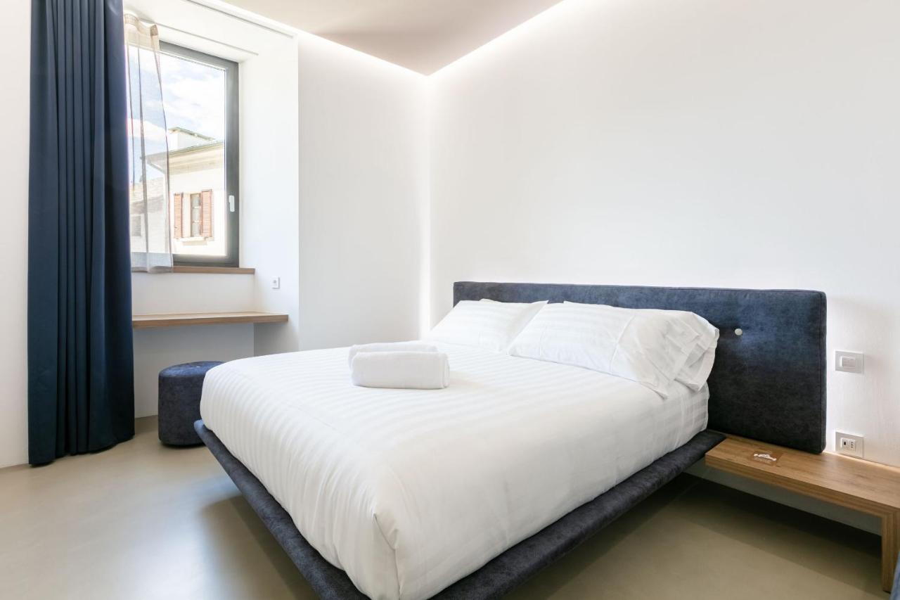Domus Cavour Rooms&Suites تيرانو الغرفة الصورة