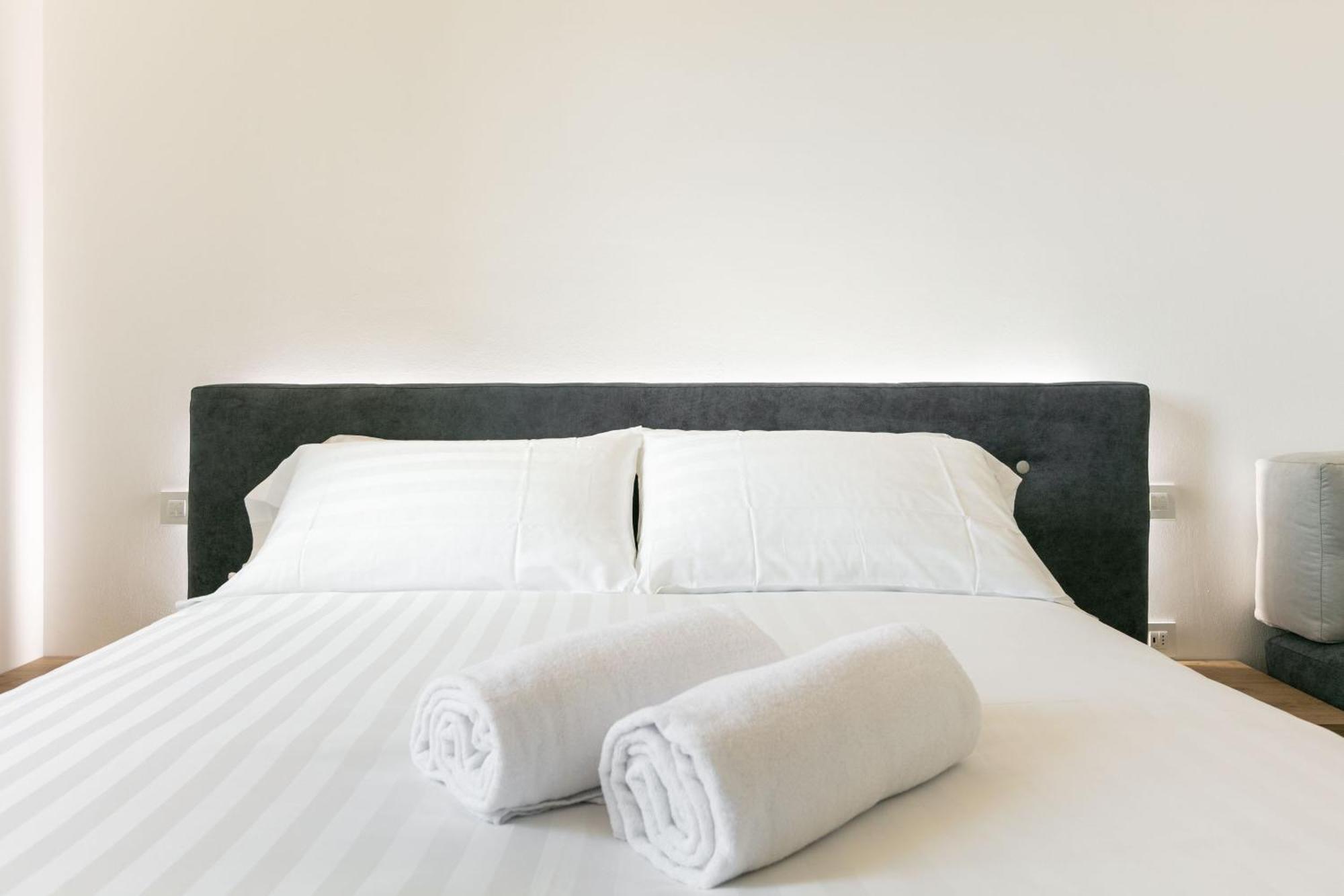 Domus Cavour Rooms&Suites تيرانو الغرفة الصورة