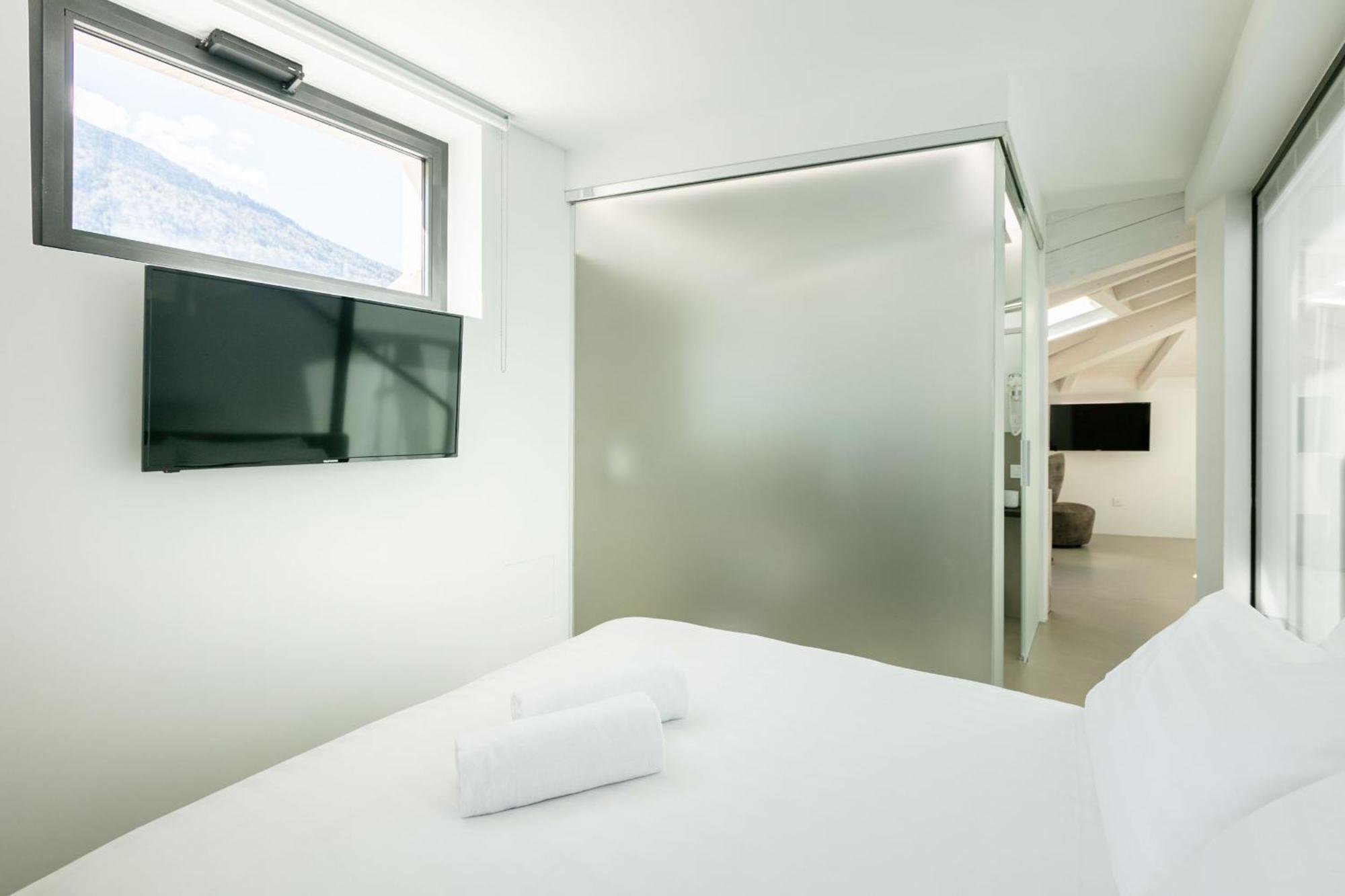 Domus Cavour Rooms&Suites تيرانو الغرفة الصورة