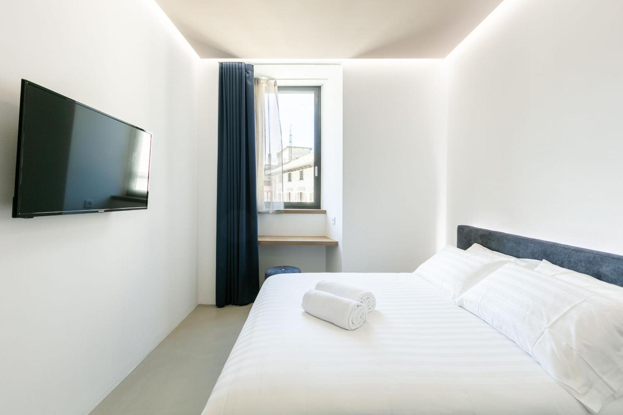 Domus Cavour Rooms&Suites تيرانو الغرفة الصورة