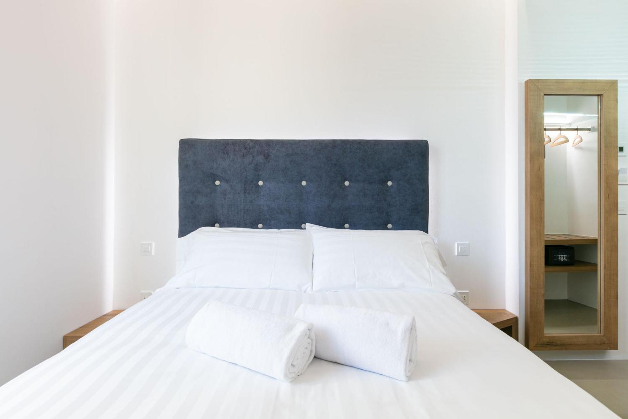 Domus Cavour Rooms&Suites تيرانو الغرفة الصورة