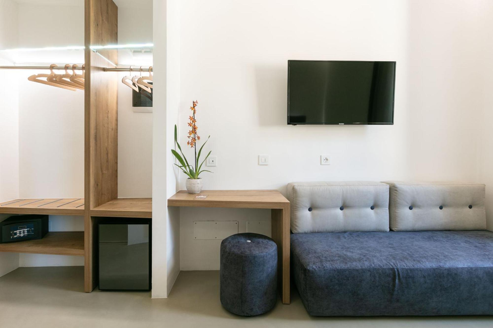 Domus Cavour Rooms&Suites تيرانو الغرفة الصورة
