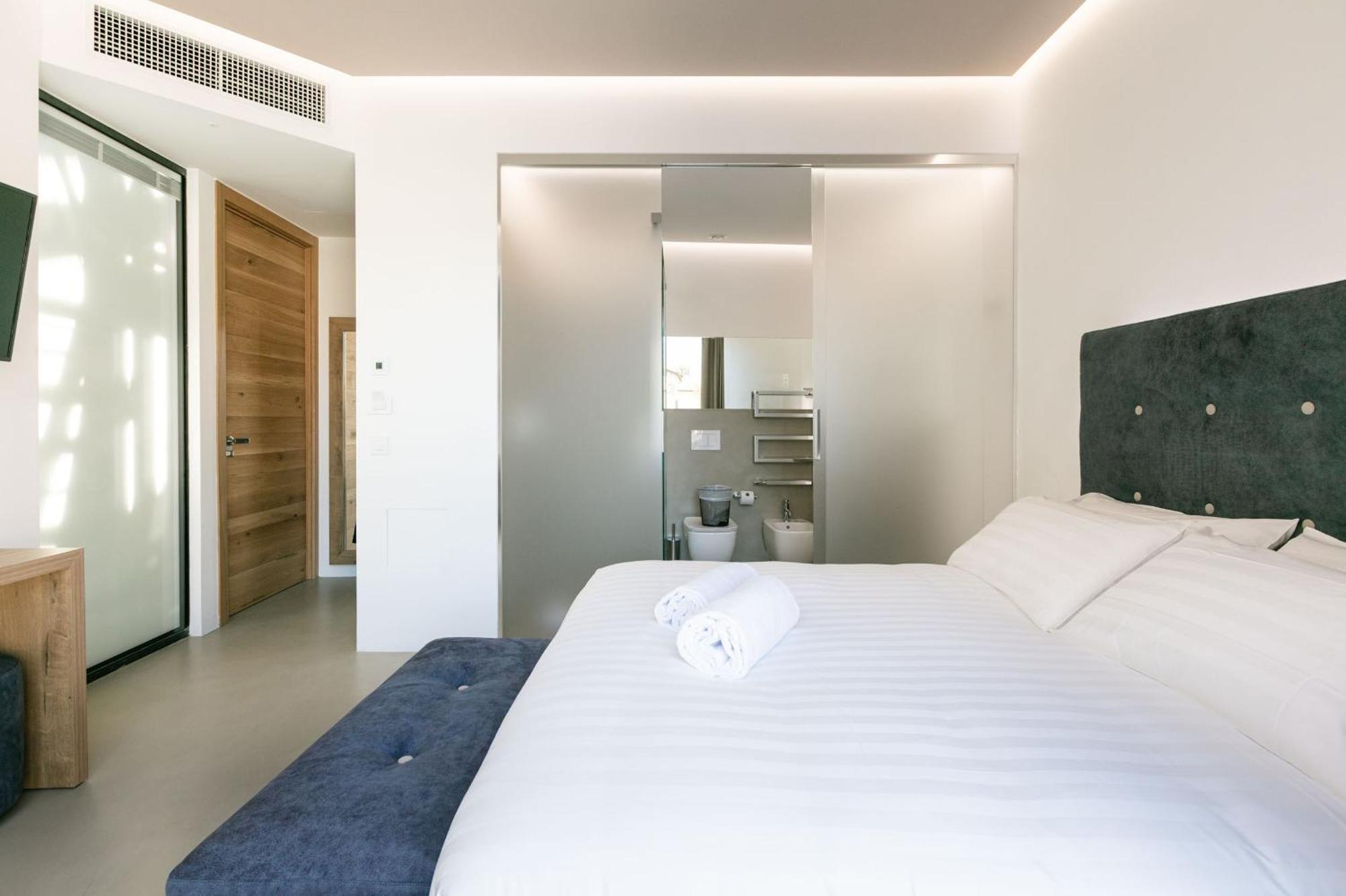 Domus Cavour Rooms&Suites تيرانو الغرفة الصورة