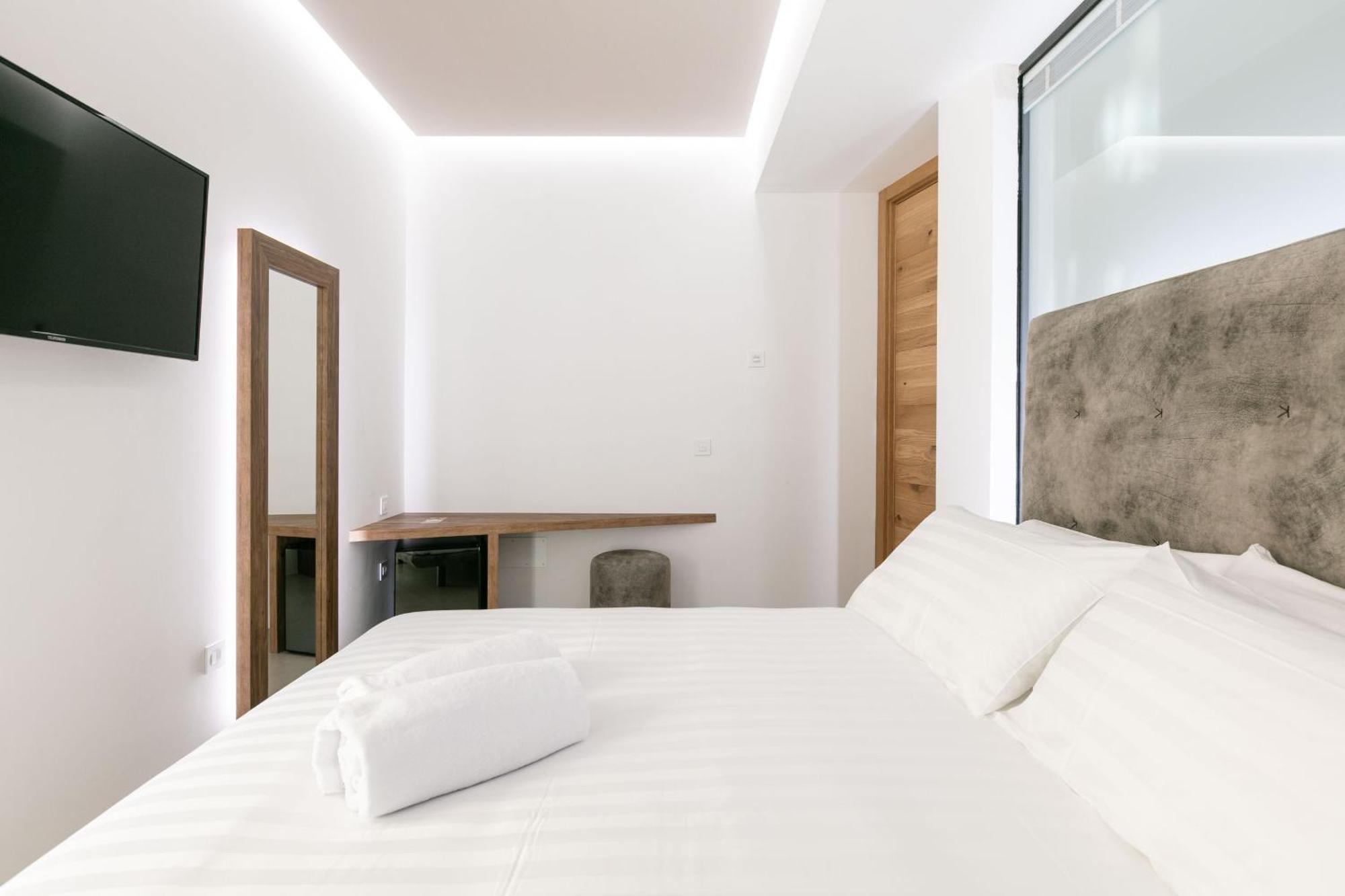 Domus Cavour Rooms&Suites تيرانو الغرفة الصورة