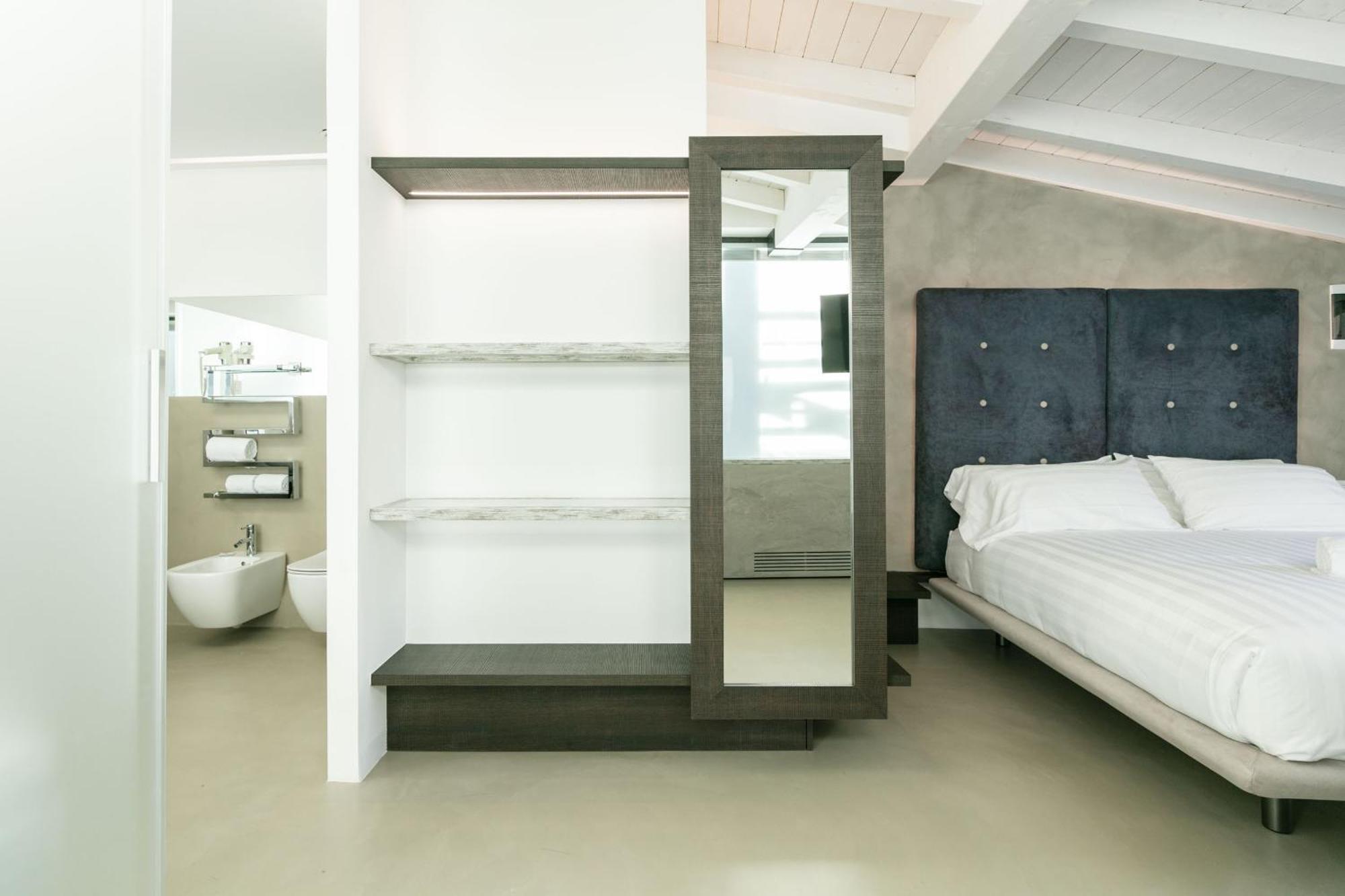 Domus Cavour Rooms&Suites تيرانو الغرفة الصورة