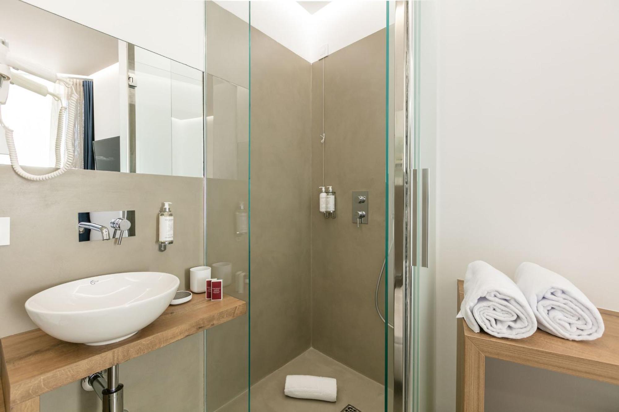 Domus Cavour Rooms&Suites تيرانو الغرفة الصورة