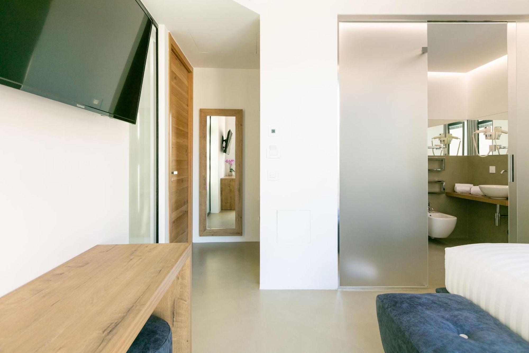 Domus Cavour Rooms&Suites تيرانو الغرفة الصورة