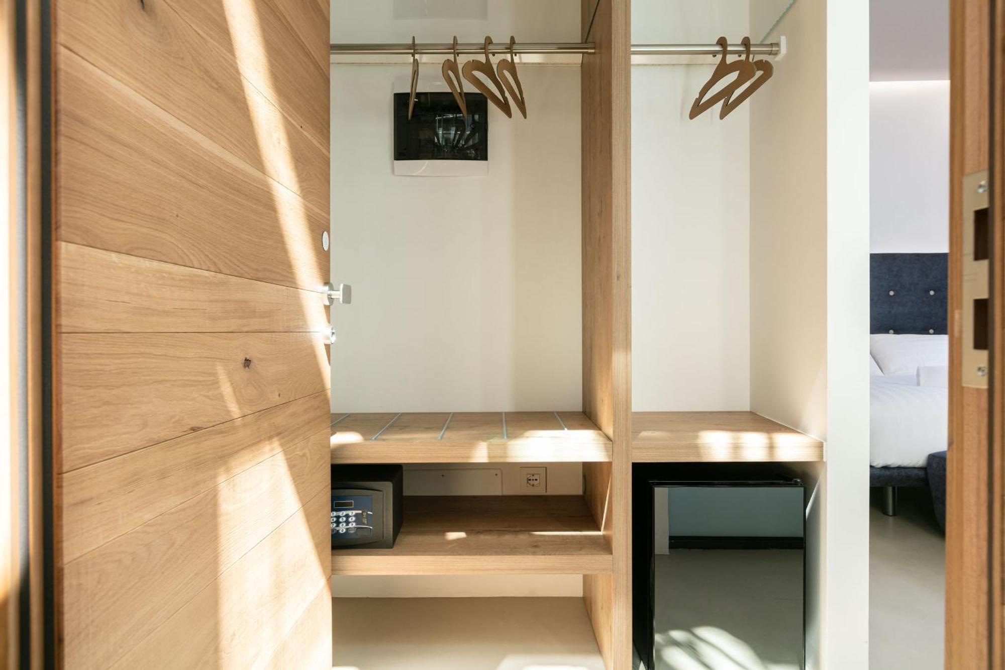 Domus Cavour Rooms&Suites تيرانو الغرفة الصورة