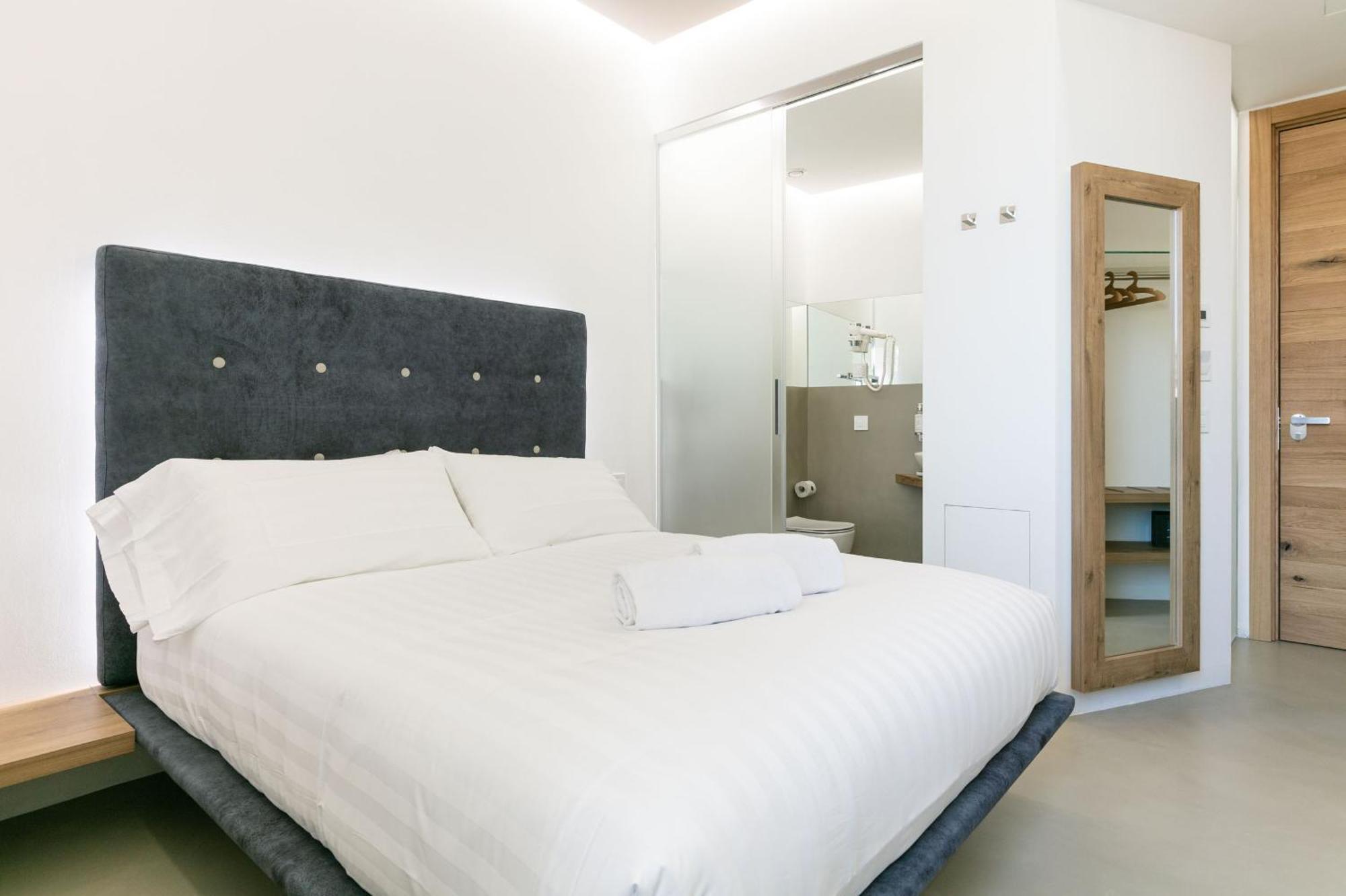 Domus Cavour Rooms&Suites تيرانو الغرفة الصورة