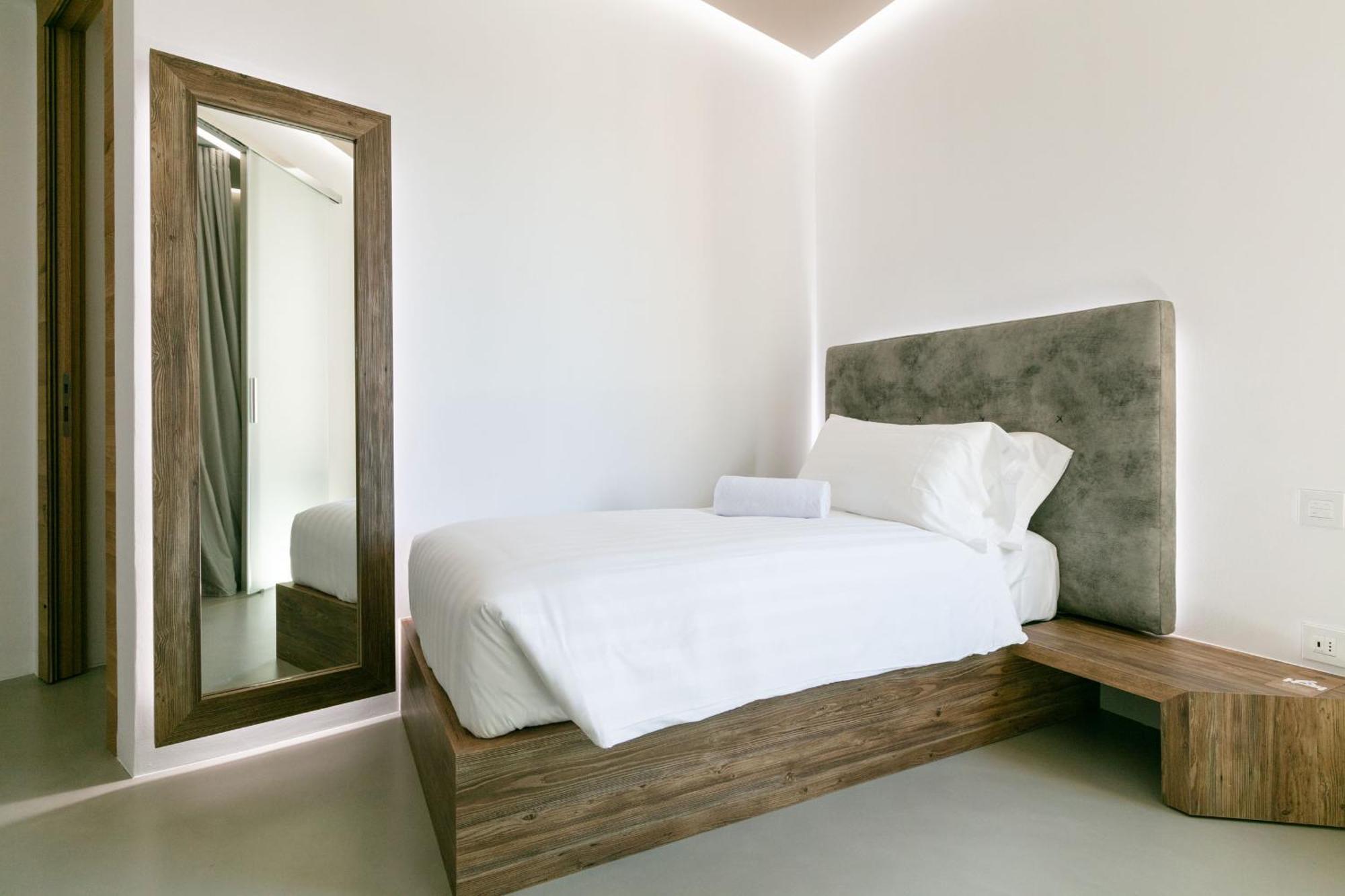 Domus Cavour Rooms&Suites تيرانو الغرفة الصورة