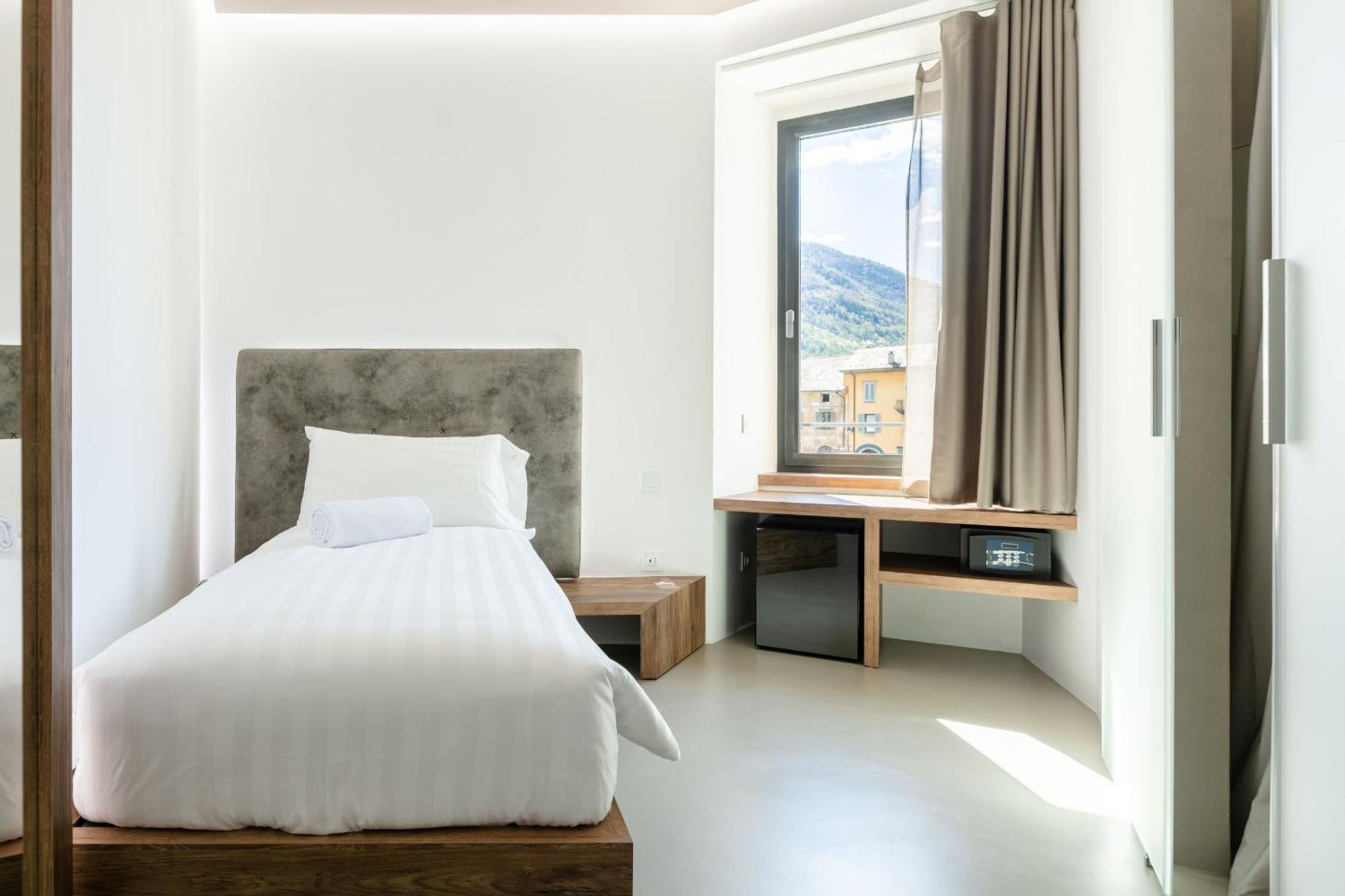 Domus Cavour Rooms&Suites تيرانو الغرفة الصورة