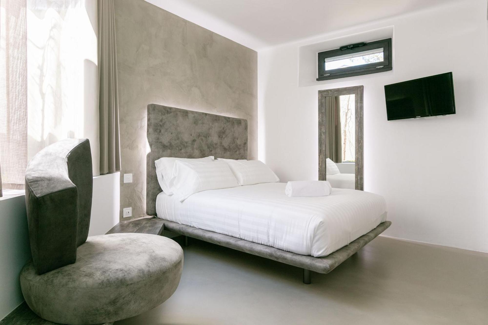 Domus Cavour Rooms&Suites تيرانو الغرفة الصورة